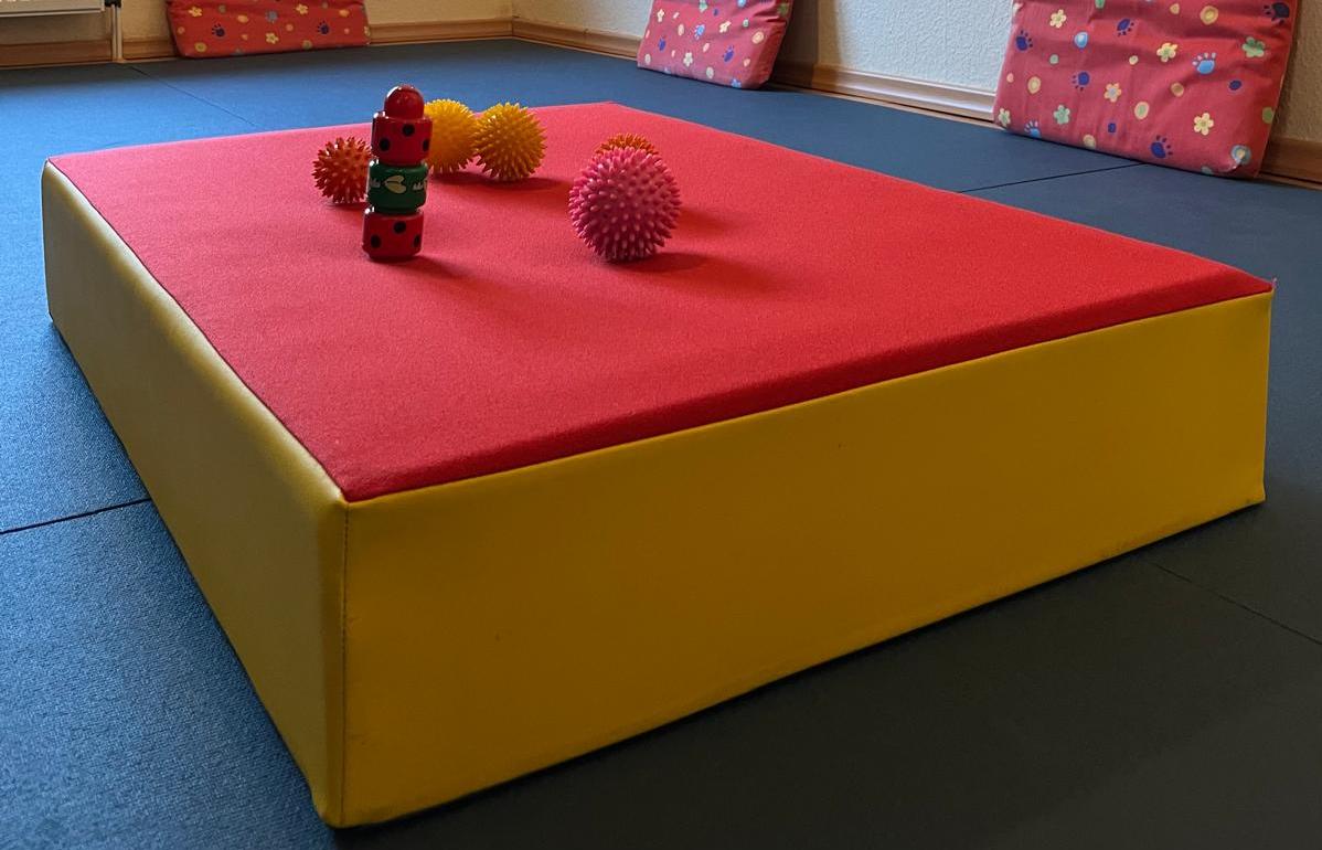 Hüpfpolster mit Igelbällen
